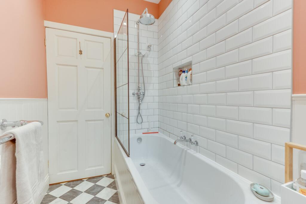 THREE DOUBLE BEDROOMS AND FABULOUS BATHROOM