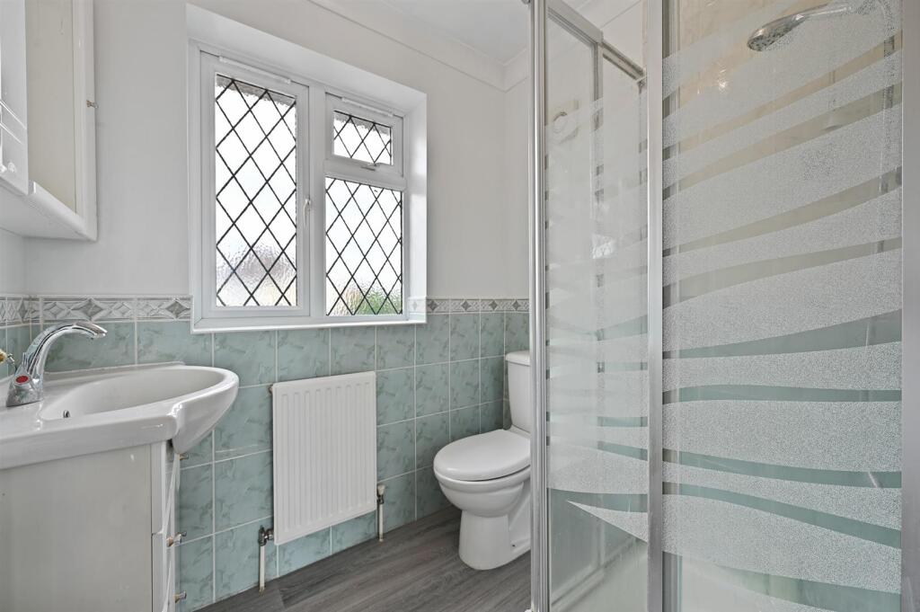 Ensuite 2.jpg