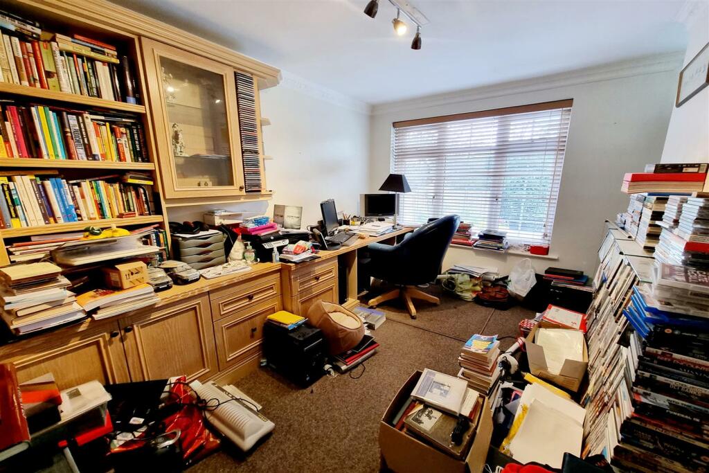 STUDY/POSSIBLE BEDROOM 4: