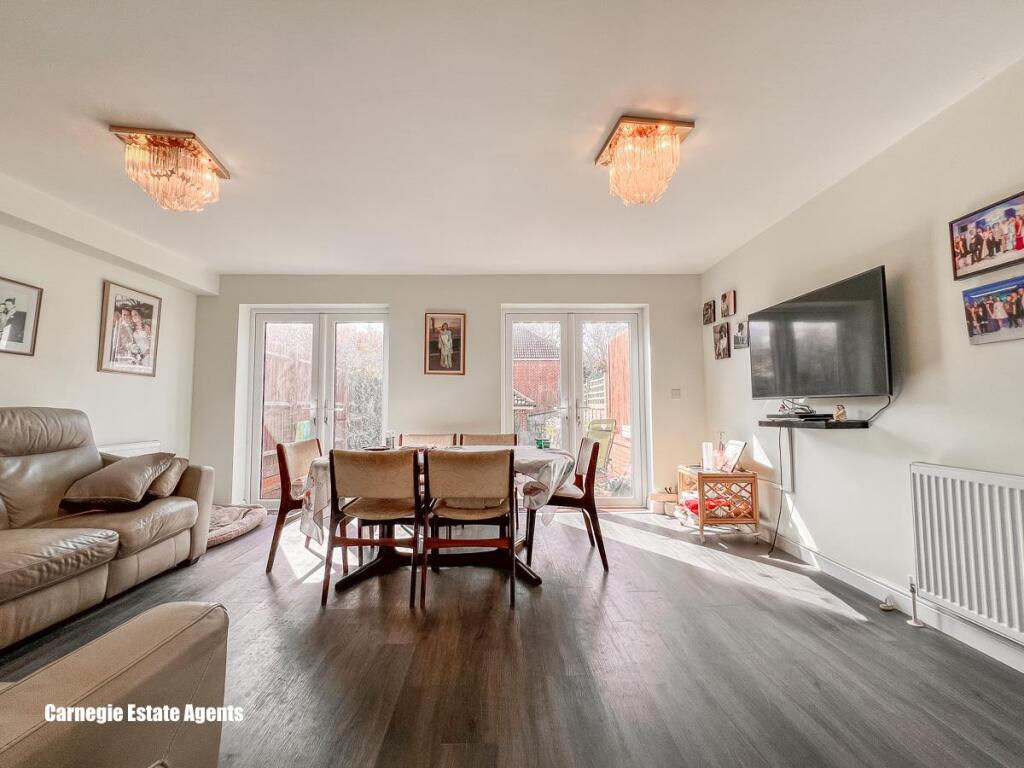 Lounge/dining area