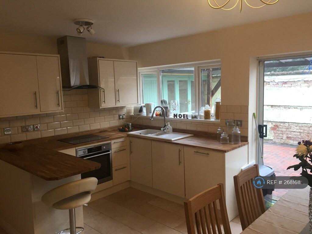 Kitchen Diner Photo a