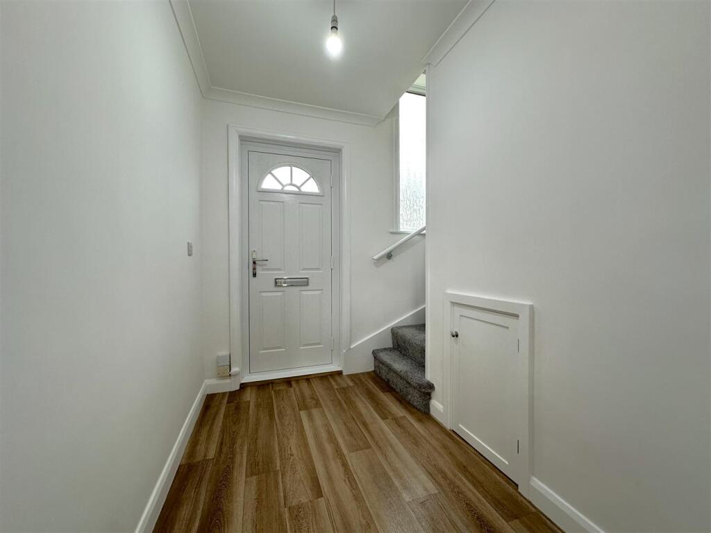 Inviting Entrance Hall 079