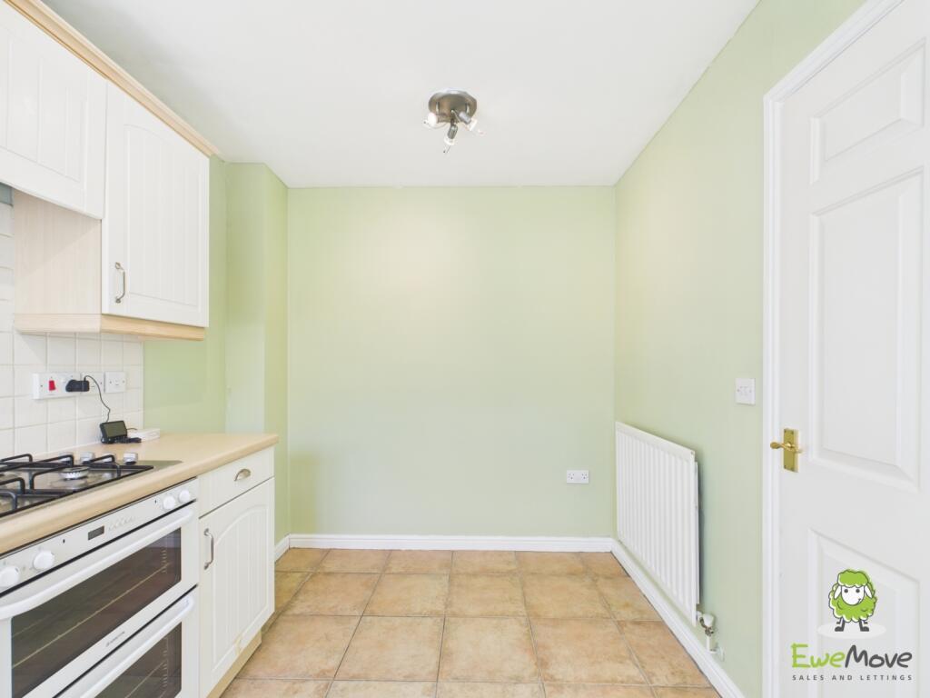 EweMove Basingstoke Highpath Way Kitchen