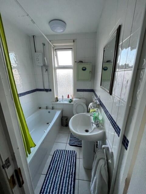 32 Dudley Road Bathroom 2