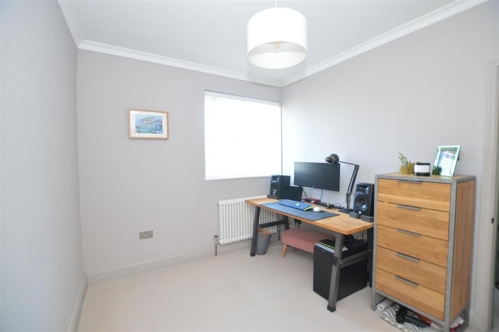 40 Hounslow Road bed 2.JPG
