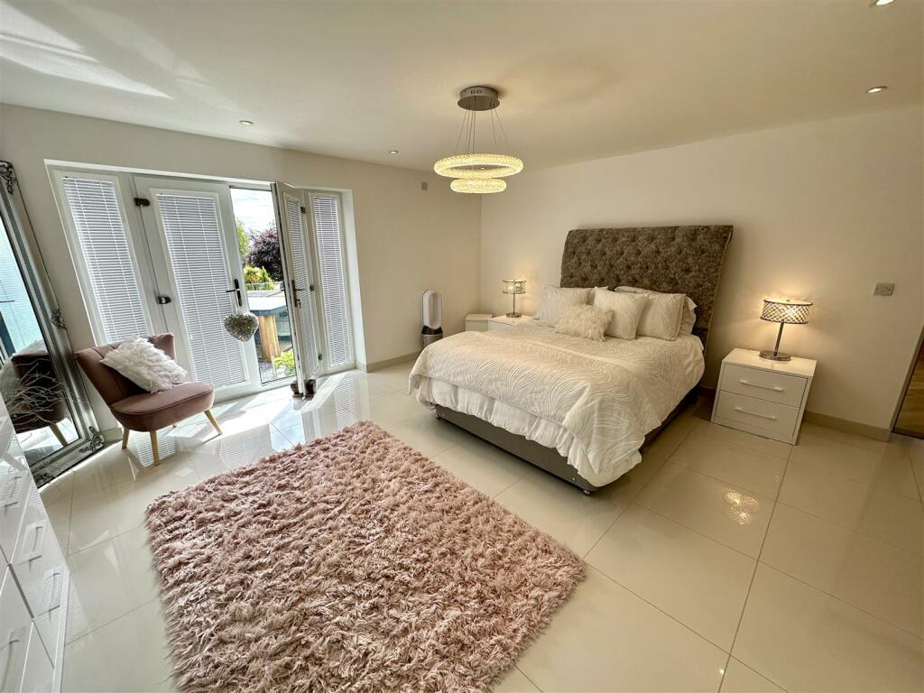 PRINCIPAL BEDROOM