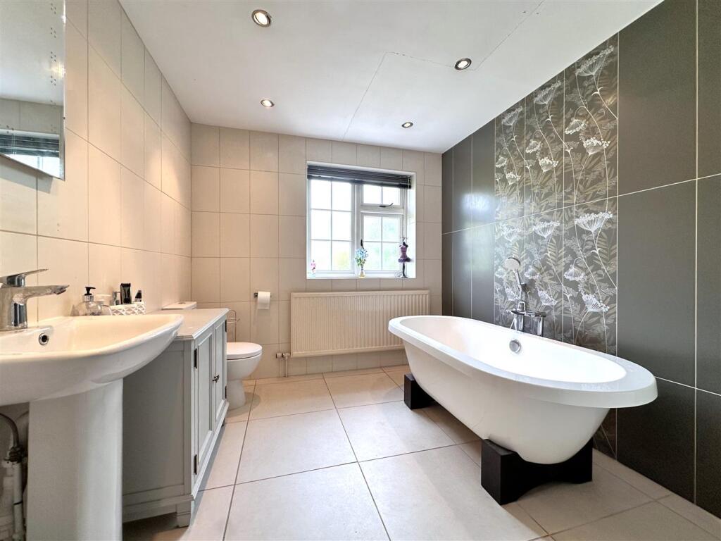 Stylish Family Bathroom 078
