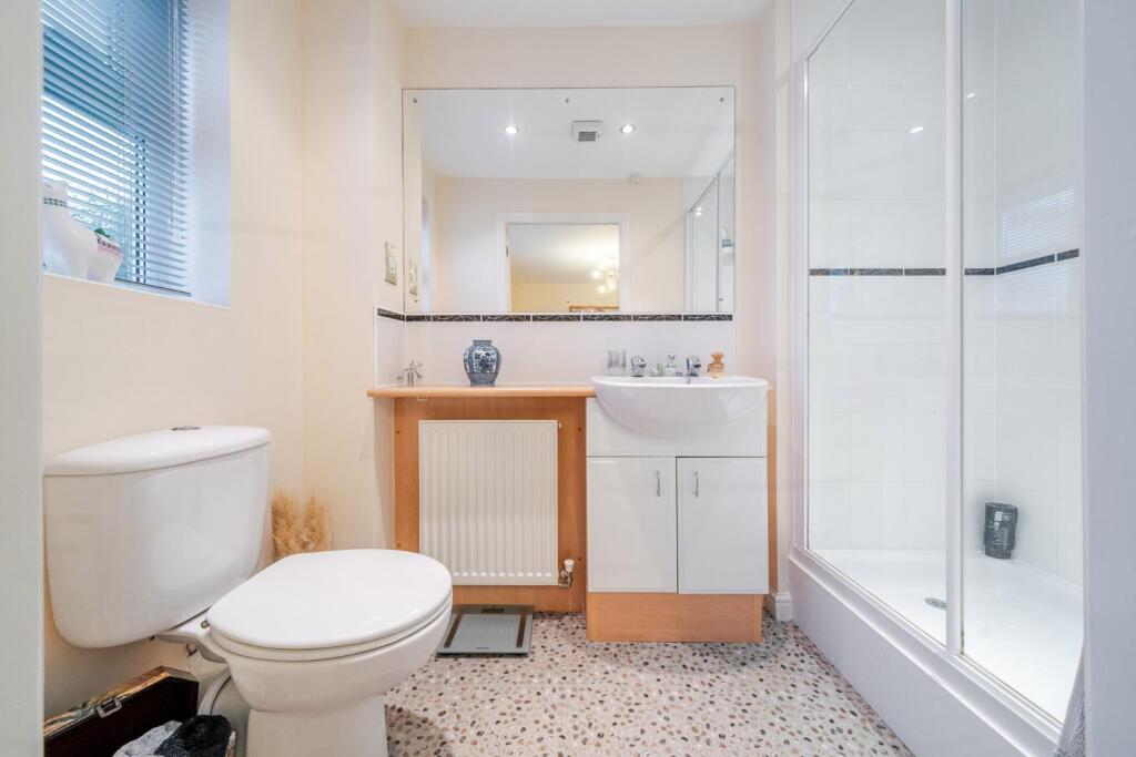 9 Abbots bathroom .JPG