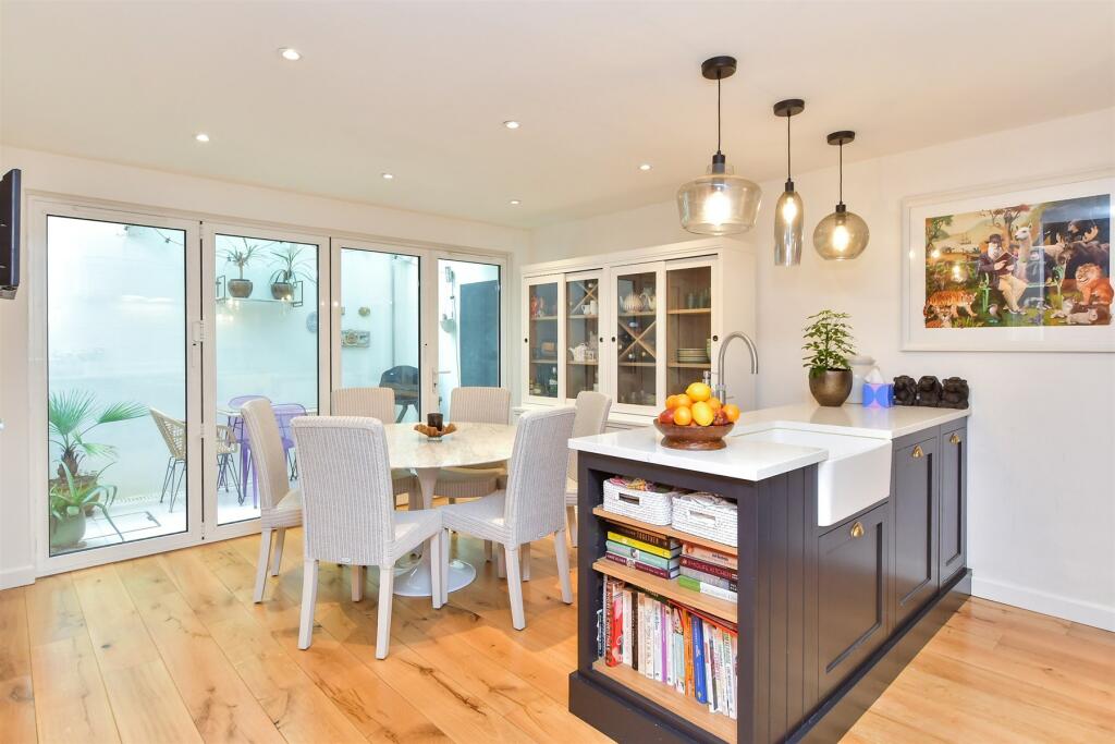 Kitchen/ Dining Room