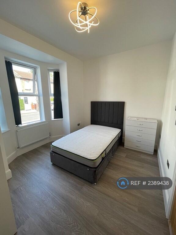 Large Luxury En Suite Bedroom