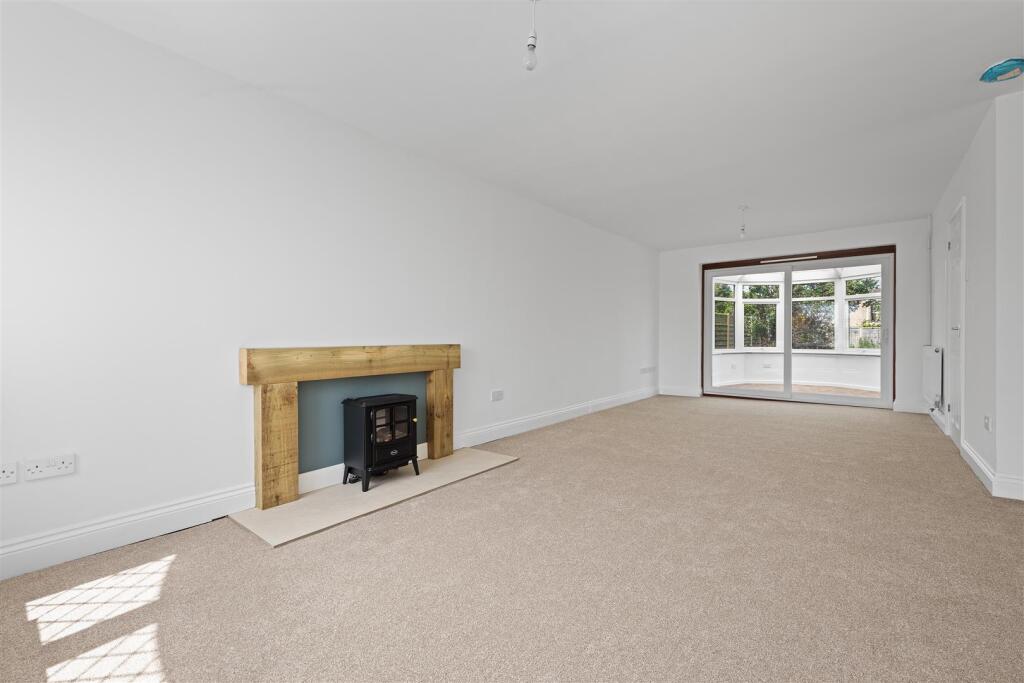 Lounge/ Dining Area