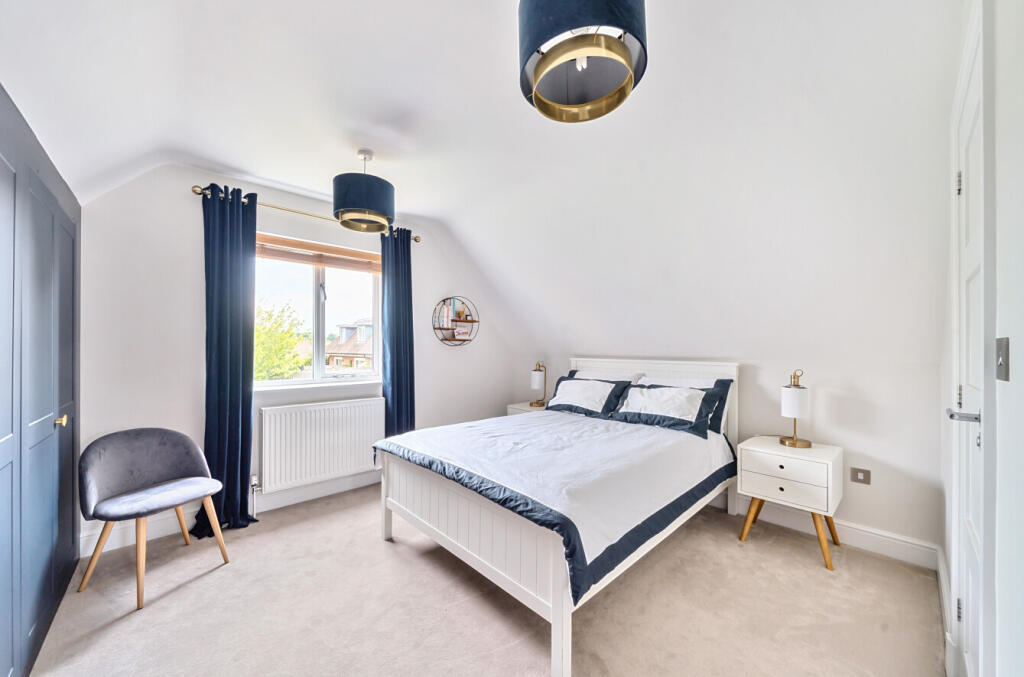 1295640-4-682b464...