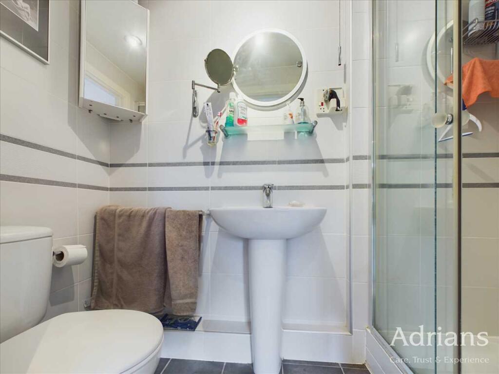 EN-SUITE SHOWER ROOM