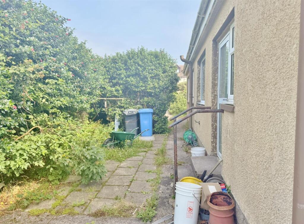Side gardens towards the garage