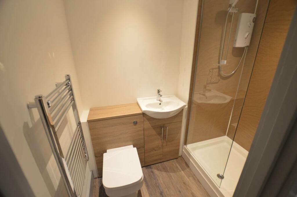 apt 1 ensuite.JPG