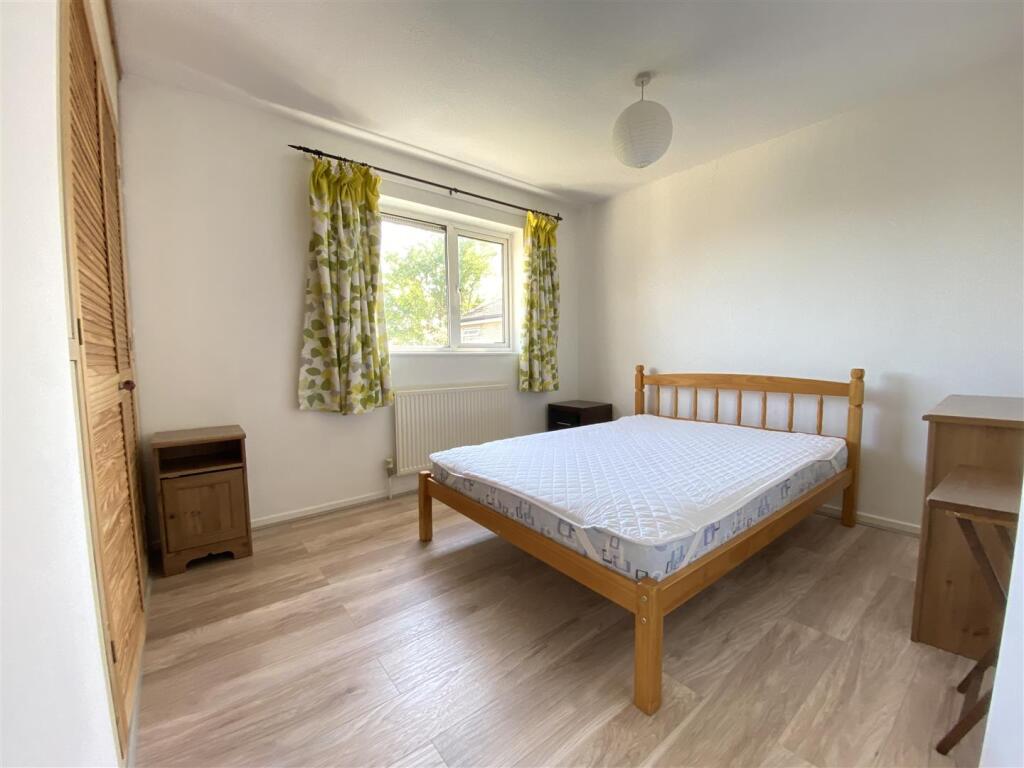 BED32020.JPG