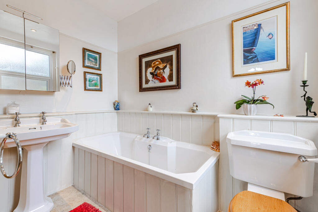 35 Bathroom Fairwinds Beacon Road Kingswear - 2509