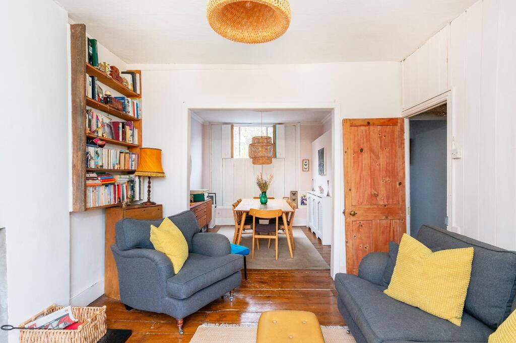 4U0CPMR - Living Room E.jpg