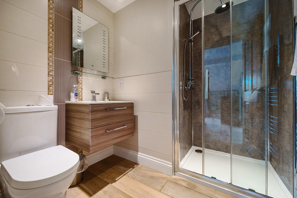 Bedroom One En-su...