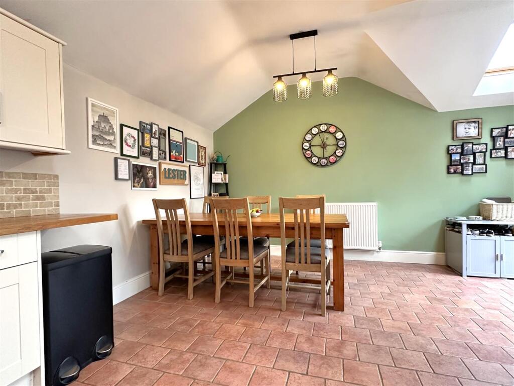 Large Dining Area 875