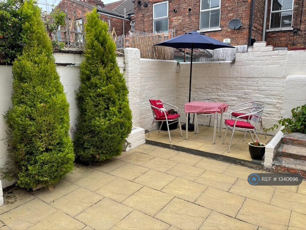 Pretty Rear Courtyard Enclosed Sun Spot