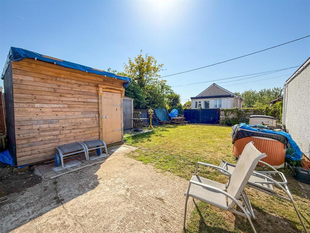SIDE AND REAR GARDENS
