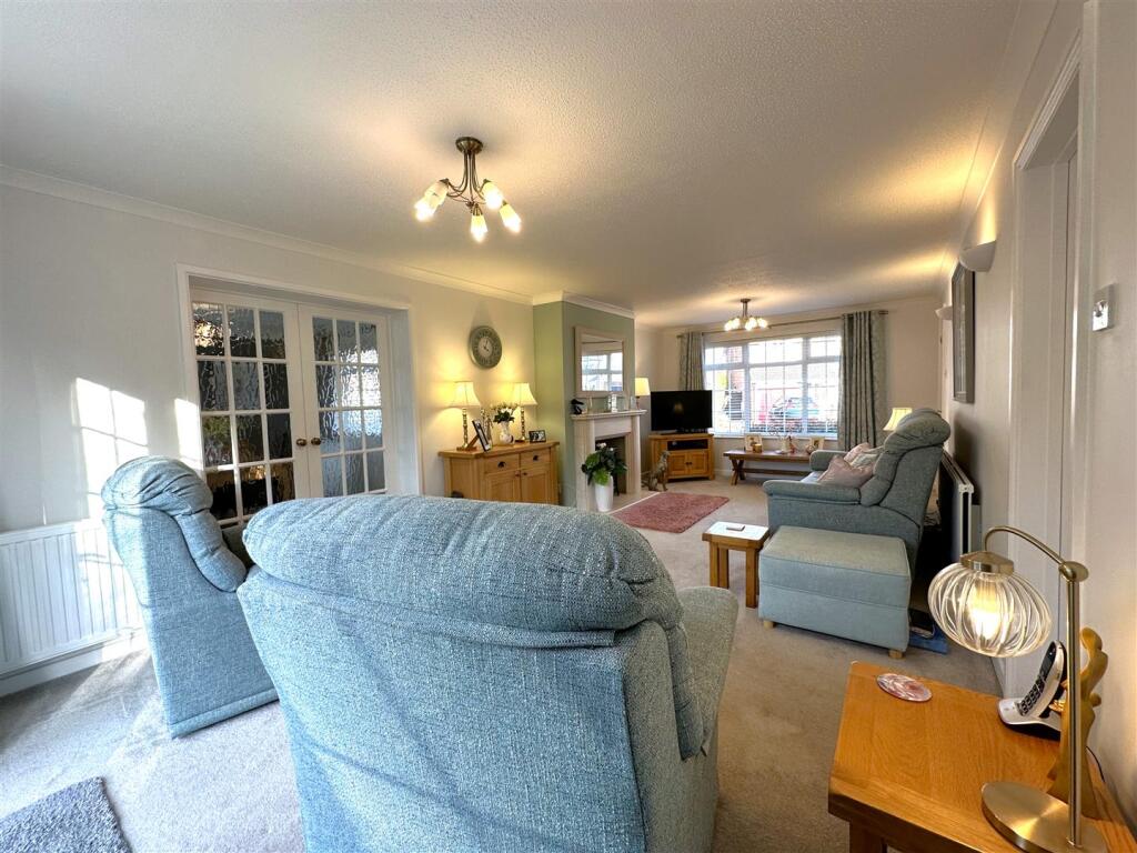 DUAL-ASPECT Living Room 983