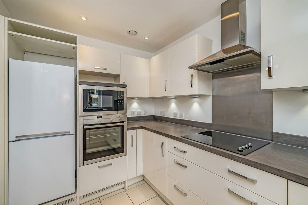 09-1dbeJPH-2 Blyton House Bourne End-26-medium.jpg