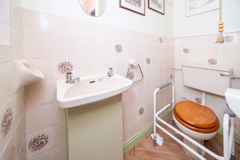 GUEST CLOAKROOM
