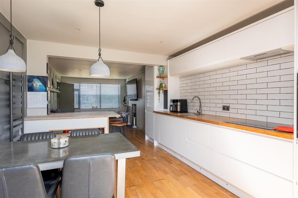 KITCHEN / DINER