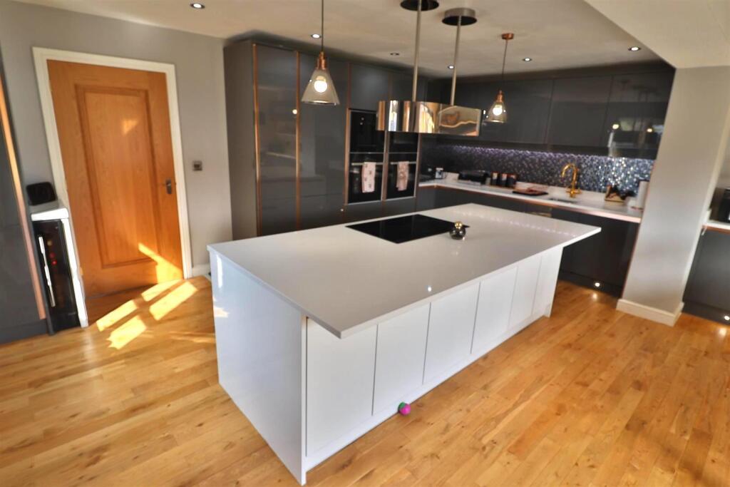 OPEN PLAN KITCHEN/DINING/FAMILY ROOM