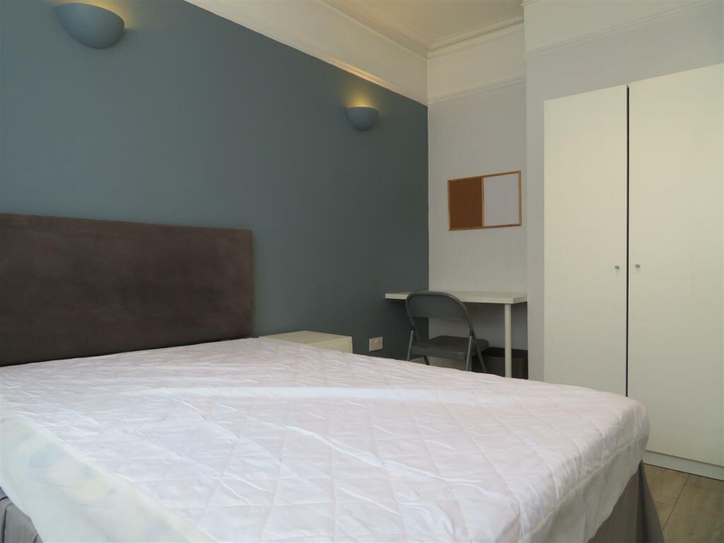 1 Edmund Road Bed1a.JPG