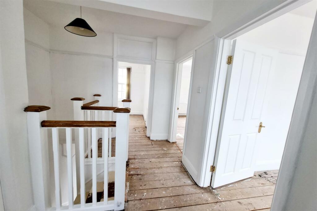 FIRST FLOOR LANDING: PIC. 2