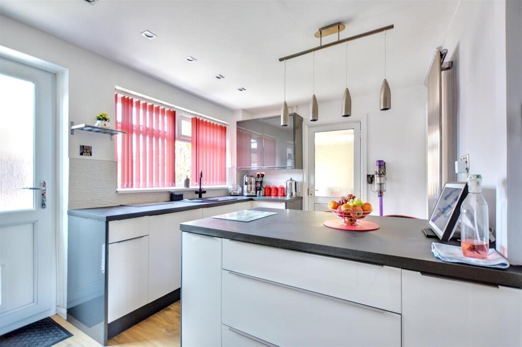 Kitchen_2.jpeg