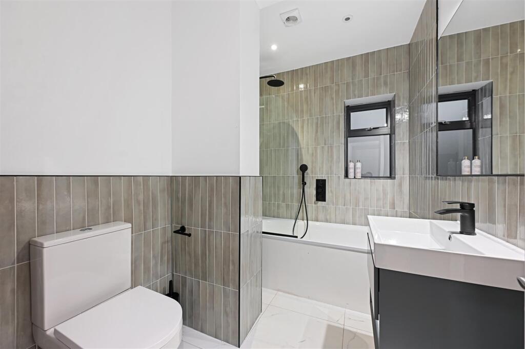 FB - GFF, 15 Bloemfontein Road - Bathroom3 (1).JPG