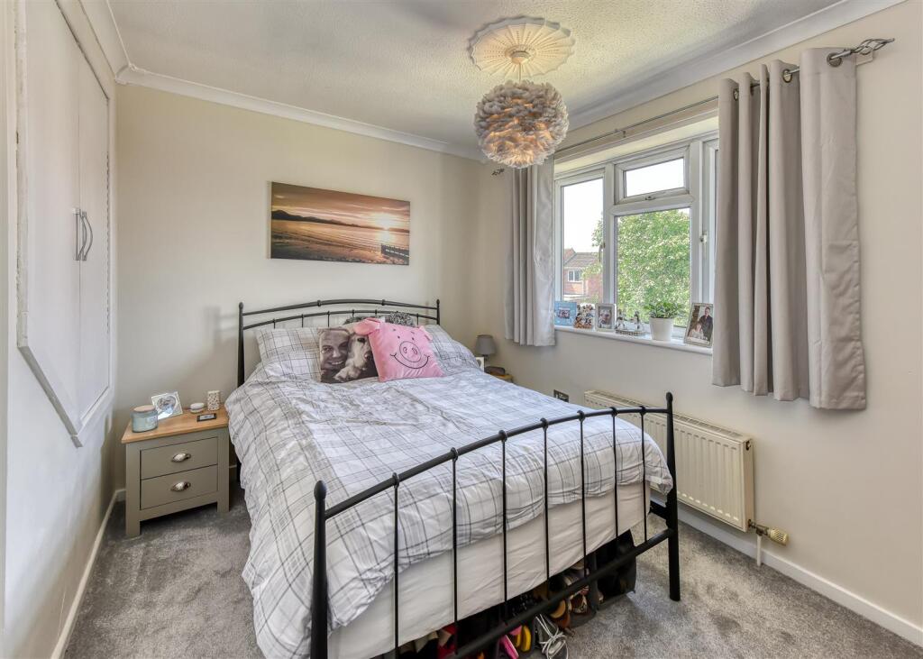 34 Tyning Close-bed1.jpg