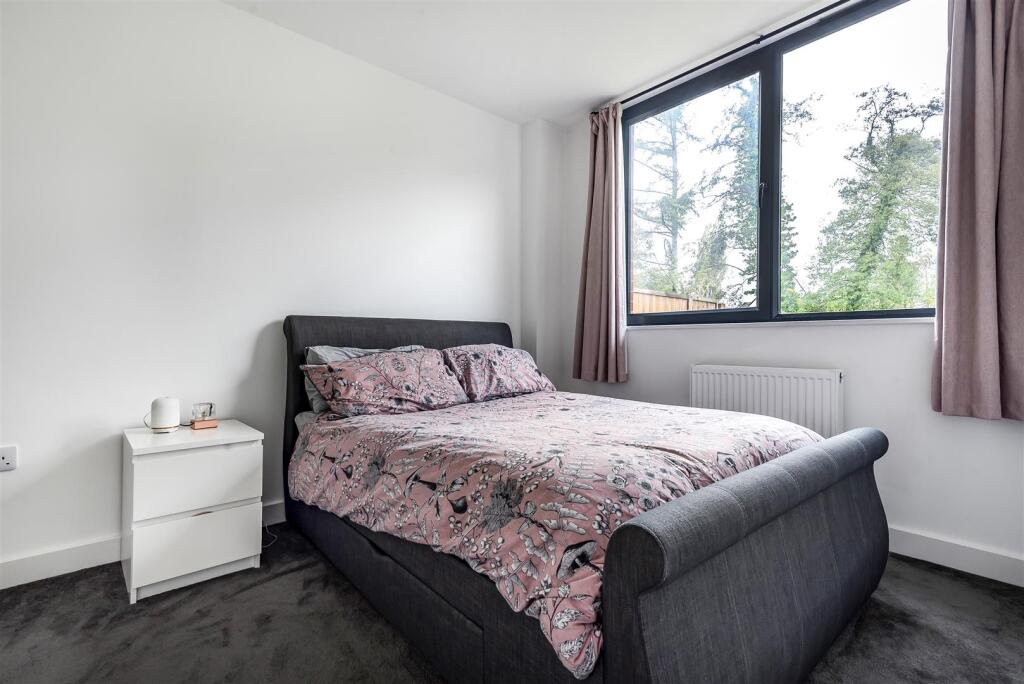 19 Weybrook Bed.JPG