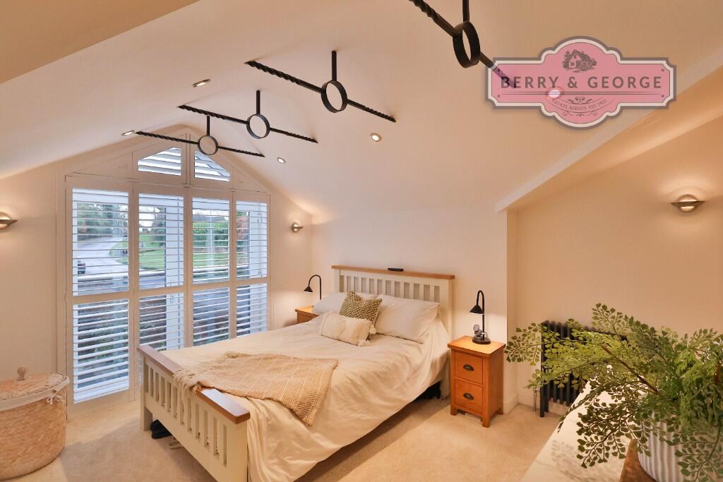 MAIN BEDROOM