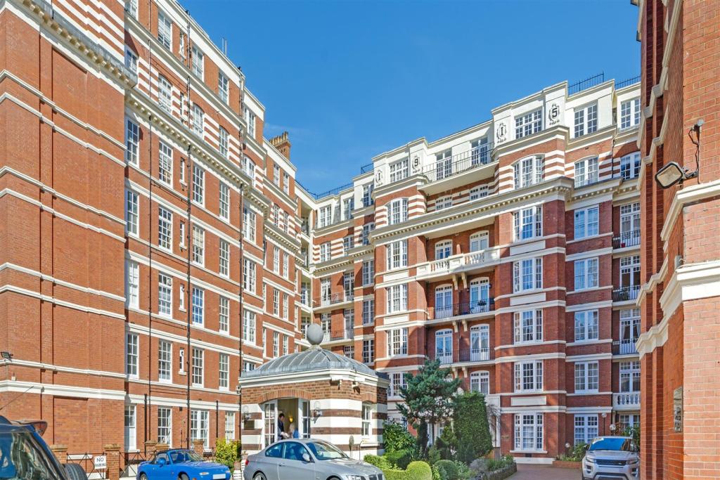 Rodney Court Front Ext 33446_hi_res_1_(21).jpg