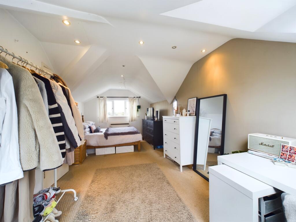 CAM02023G0-PR0112-STILL003