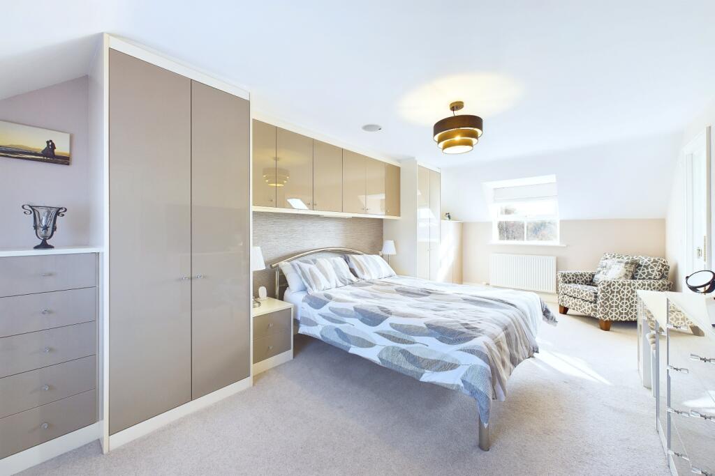 CAM03162G0-PR0214-STILL032