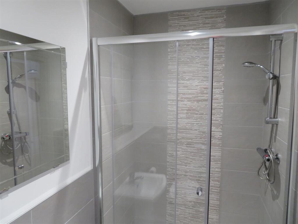 63 Fawcett Room 5 ensuite.JPG