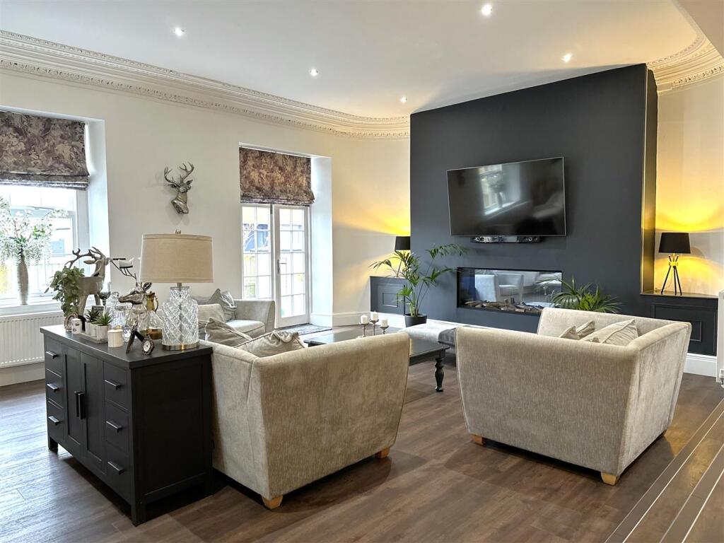 Lovely Living Space 652
