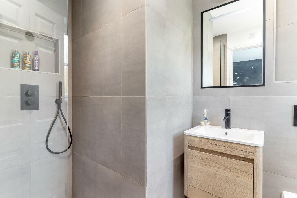 Bedroom 1 Ensuite.jpg