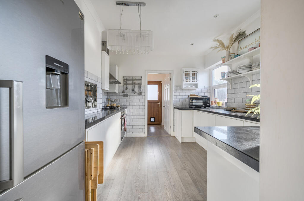 1371587-6-68fb9f1...