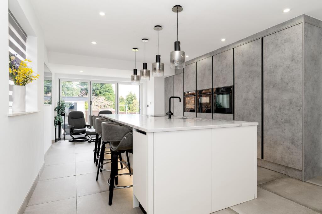 OPEN PLAN KITCHEN AND DINING ROOM