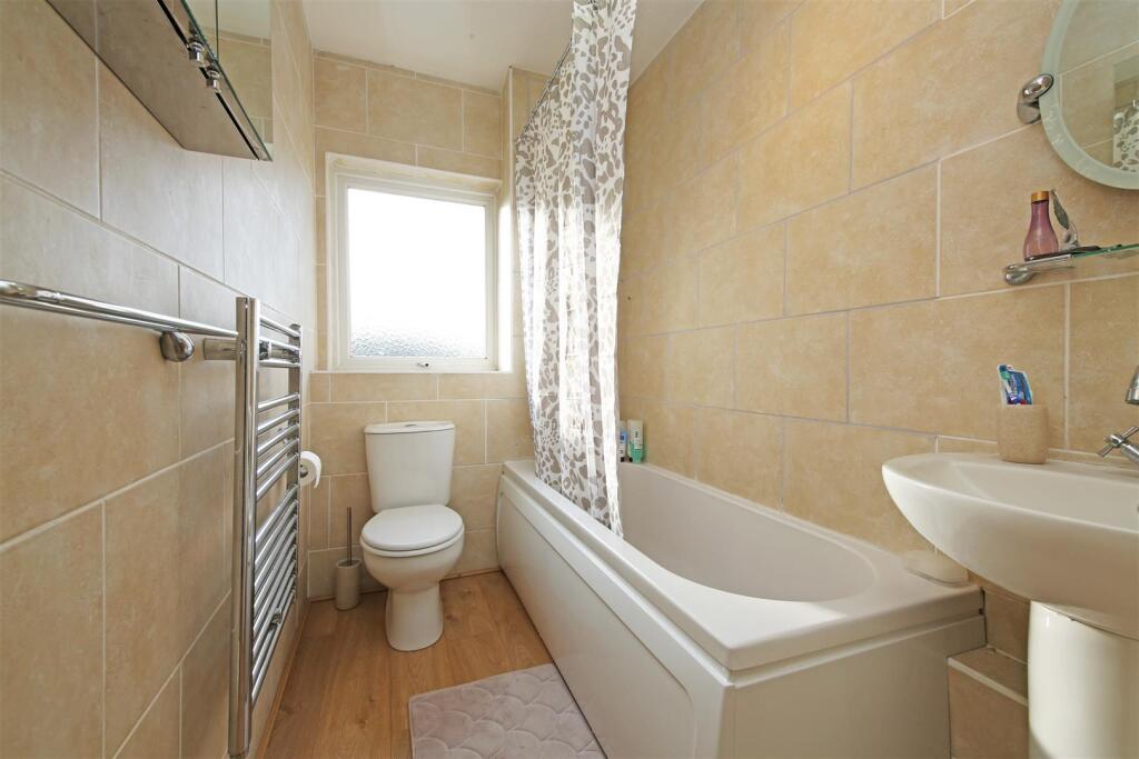 51 Carters Close KT4 bathroom.jpg