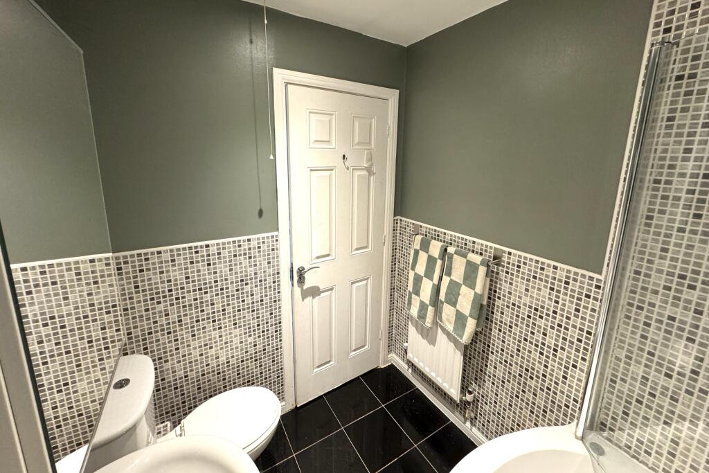 Main bathroom 2