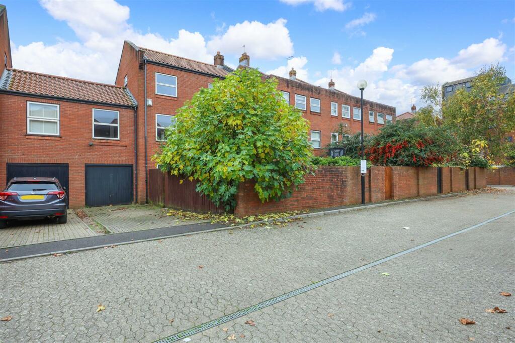 14 Challoner Court 13.JPG