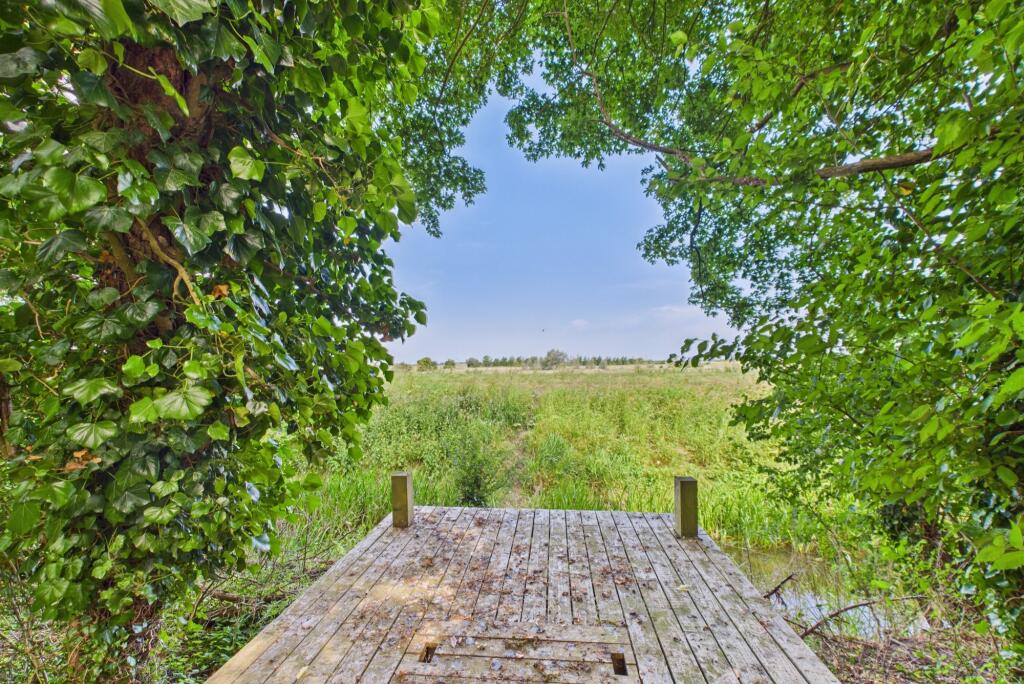 CAM02519G0-PR0298-STILL021